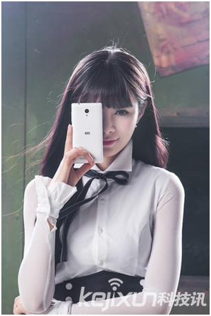 全民女神沈夢(mèng)辰出席艾優(yōu)尼泡芙小姐手機(jī)發(fā)布會(huì)