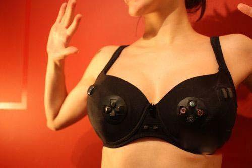 胸罩當手柄!女朋友與游戲的完美結合