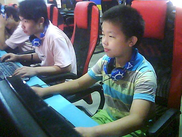 熊孩子的保證書:媽媽給我充點券,我就戒了LOL!