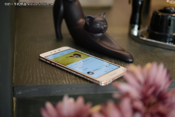 女神定制寶石加身 糖果SUGAR 2C開賣