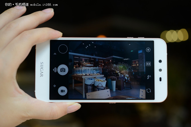 122顆寶石裝飾 法國SUGAR 2C手機(jī)售2799