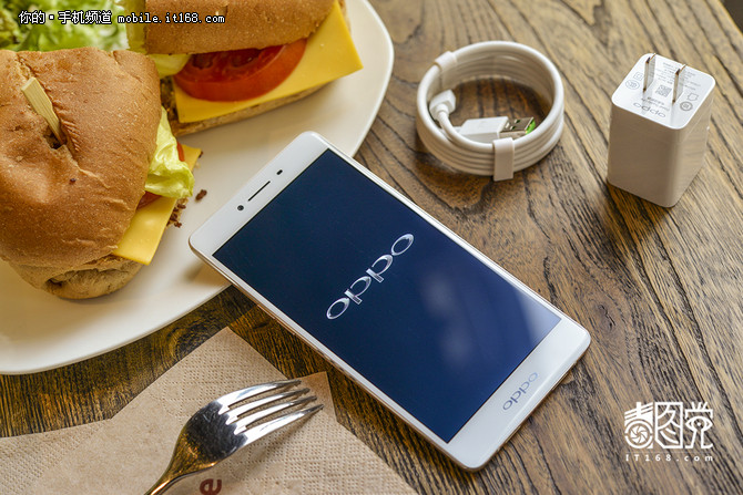 全網(wǎng)通大容量電池 OPPO R7S發(fā)布