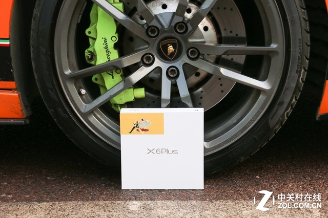 夠快!蘭博基尼載美女送vivo X6Plus