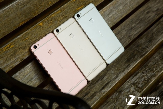 vivo X6是vivo于11月30日在北京水立方發布的年度旗艦產品之一,目前該機已經在全國全面上市,其中雙4G版售價為2498元、全網通版售價為2598元、同時在vivo官方商城也開啟豪禮預約銷售,并于12月7日在線上現貨搶購。那么這樣一款引發了全民關注的<a href=/mobile/ target=_blank class=infotextkey>智能手機</a>到底如何呢?能不能成為2016年街機呢?來,先看看臉!