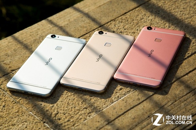 夠快才暢快vivo X6正面采用了2.5D弧面玻璃,并用鋯砂噴涂工藝,經過57道工序和3448秒的一體化真?全金屬機身,其金屬占比達了業內最高的98.3%,并擁有金色、銀色和玫瑰金三個顏色,加上流線美弧設計,使得該機擁有擁有極佳手感。