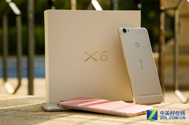 夠快才暢快vivo X6的信號帶僅有1.5mm,屬于行業領先水平,遠低于<a href=/mobile/iphone/ target=_blank class=infotextkey>iPhone</a>等產品的信號帶寬度,讓夠快才暢快vivo X6看起來更加美觀。