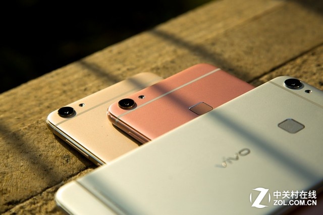 并且,夠快才暢快vivo X6支持分屏多任務,可以實現在同一屏幕一邊看視頻、一邊聊<a href=/tags/29-0.html target=_blank class=infotextkey>微信</a>,不用再來回切換,既為用戶節省了更多的流量,不用收到廣告的騷擾,更為用戶節省了操作的時間、提升了操作體驗。