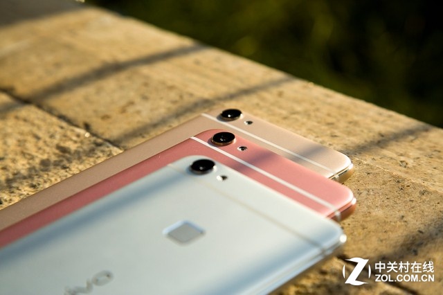 同時,夠快才暢快vivo X6還搭載了熄屏解鎖僅0.4秒、亮屏解鎖僅0.2秒的360度極速按壓式指紋識別,屬于行業最快水準。