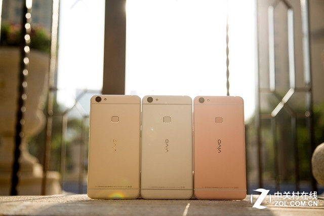 當然,既然是夠快才暢快,所以vivo X6還搭載了vivo自主研發的雙引擎閃充,其采用國際通用標準,方案成熟,量產經驗豐富;并通過雙充電芯片和雙充電電路,將充電速度提升至普通手機的兩倍,更加高效;同時雙引擎閃充兼容行業標準的USB線;還能夠根據手機使用情況智能管理手機充電電流,充電既快又安心。夠快才暢快vivo X6從內到外,有如此多的暢快賣點,成為“最快”的智能手機并非浪得虛名,或許將續寫vivo銷售神話,成為2016年年度街機之一!