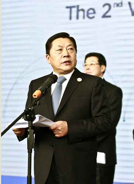 12月15日,中宣部副部長(zhǎng)、中央網(wǎng)信辦主任、國(guó)家網(wǎng)信辦主任魯煒在第二屆世界<a href=/tech/internet/ target=_blank class=infotextkey>互聯(lián)網(wǎng)</a>大會(huì)“互聯(lián)網(wǎng)之光”博覽會(huì)開(kāi)幕式上致辭。