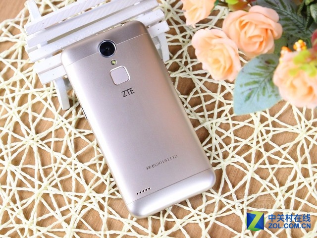 中興小鮮3搭載了800萬像素前置攝像頭與1300萬像素主攝像頭,配備一枚閃光燈。背部兼具指紋識別與鮮鍵功能的一枚按鍵在拍照時可以充當快門使用。