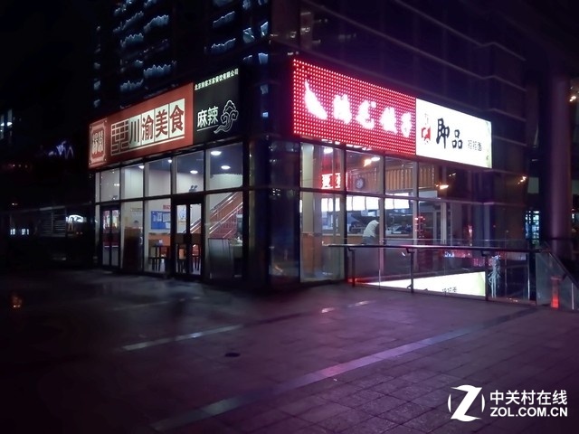 公司附近像這樣的小店有很多,解決晚飯非常方便。
