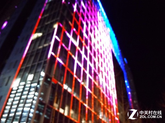 最后這張,筆者故意在尚未對焦成功的時候按下快門,感受下霓虹燈朦朧的美。