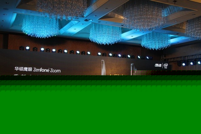 3倍光學(xué)變焦拍照神器 華碩鷹眼手機發(fā)布