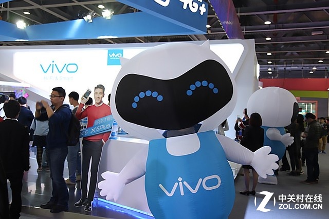 在咱會現場，前來vivo展臺參觀的用戶絡繹不絕，十分熱情的在展臺上體驗vivo的新品。