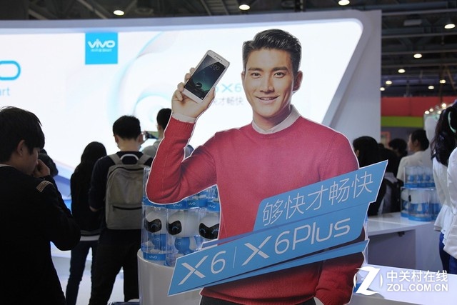 vivo X6以及X6Plus是vivo展臺上最受關注的產品，作為vivo眼下重點主推的新機，用戶紛紛來體驗它們的“快”。