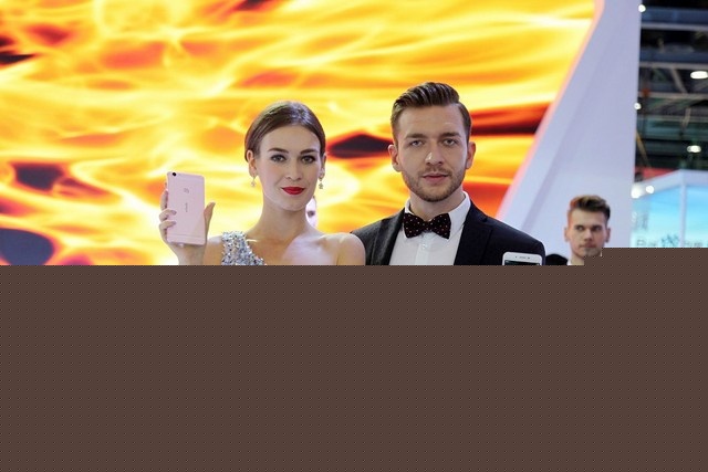 vivo X6&X6Plus支持分屏多任務，可以實現在同一屏幕一邊看視頻、一邊聊<a href=/tags/29-0.html target=_blank class=infotextkey>微信</a>，并搭載了熄屏解鎖僅0.4秒、亮屏解鎖僅0.2秒的360度極速按壓式指紋識別。