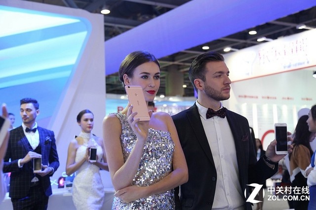 新機采用PDAF相位對焦，讓其對焦速度僅0.1秒，配備極速追焦、防拖影功能。而vivo自主研發的雙引擎閃充則讓其擁有兩倍充電速度。