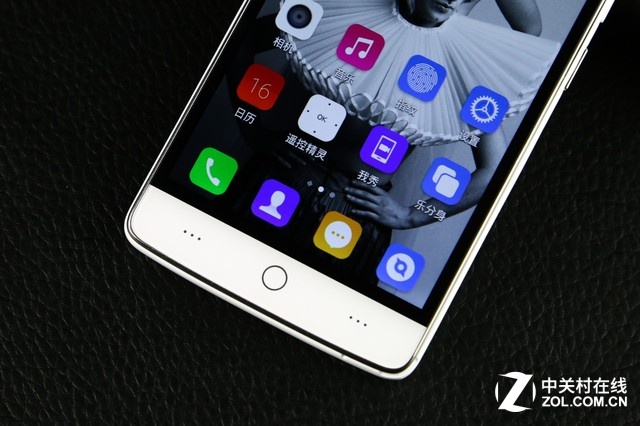 TCL樂玩2C的“樂控2.0”功能通過紅外傳感器,能夠幫助用戶<a href=/mobile/ target=_blank class=infotextkey>手機</a>遙控空調、電視設備,針升級后的紅外技術2.0以及全面優化的樂玩軟件,可以實現99%的精準遙控。