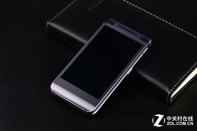 三星W2016已經是該系列的第八代機型了,全新的三星W2016不僅僅在硬件方面有著升級,在外觀以及整體質感上也有著非常明顯的改變。對于這樣一款定位高端人群的機型,售價也一直延續了此前的傳統。