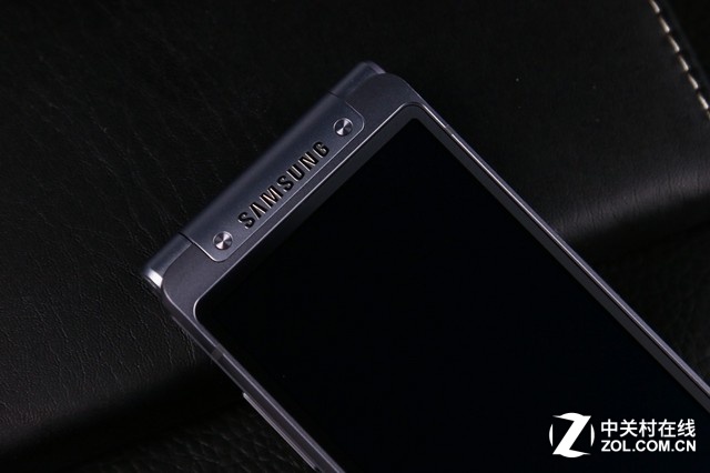 三星W2016配備了雙3.9英寸的Super AMOLED屏,分辨率均為1280X768像素的WXGA級別,內置一顆三星Exynos7420八核芯<a href=/tags/86-0.html target=_blank class=infotextkey>處理器</a>,而3GB RAM+64GB ROM的<a href=/tags/2778-0.html target=_blank class=infotextkey>內存</a>組合,可流暢運行Android 5.1<a href=/pc/system/ target=_blank class=infotextkey>系統</a>。而在機身背部還設有一枚1600萬像素后置攝像頭,包含LED補光燈,及其對應的500萬像素前置鏡頭。