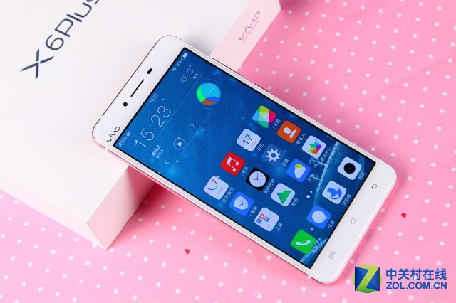 vivo X6Plus在采用64位8核處理器+4GB超大運存的同時，搭載了5.7英寸的超大屏幕，同時還內置了64GB超大的存儲容量，并同樣支持最大128GB的內存卡拓展，vivo X6Plus還將電池容量升級到3000毫安的超大電池，配合雙引擎閃充功能讓續(xù)航更加長久，充電更加方便。vivo X6Plus和X6一樣，采用了2.5D弧面玻璃配合金屬占比達到業(yè)內最高的98.3%的一體化機身。