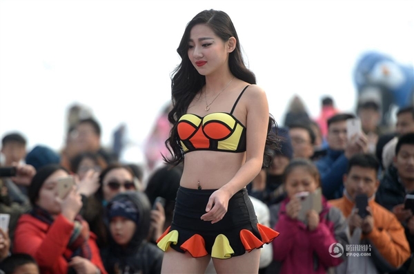 沒法直視！零下3度女大學生集體泳裝：只為1萬獎金