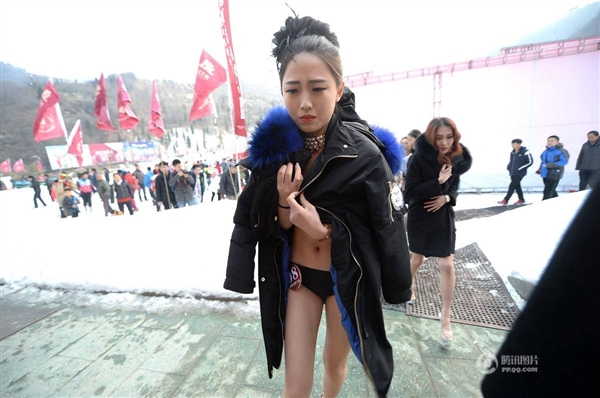 沒法直視！零下3度女大學生集體泳裝：只為1萬獎金