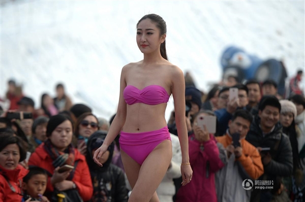 沒法直視！零下3度女大學生集體泳裝：只為1萬獎金