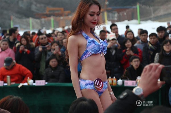 沒法直視！零下3度女大學生集體泳裝：只為1萬獎金