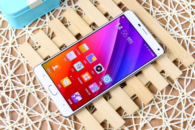 金立M5 Plus的身體內(nèi)藏著一塊容量5020mAh的電池，在目前電池研發(fā)制造技術(shù)無法取得突破的大背景下，更大的電池容量絕對意味著更久的續(xù)航時間，這對于喜歡大屏娛樂機型的用戶來說，不僅6.0英寸大屏讓視覺爽了，更久的續(xù)航讓體驗也爽了。