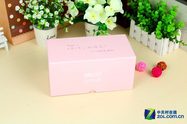 2015年4月1日下午2點,IUNI艾優(yōu)尼在北京召開艾優(yōu)尼泡芙小姐手機發(fā)布會,牽手優(yōu)酷發(fā)布艾優(yōu)尼泡芙小姐IUNI i1,這是一款面向女性市場的高顏值、高配置的女性手機。