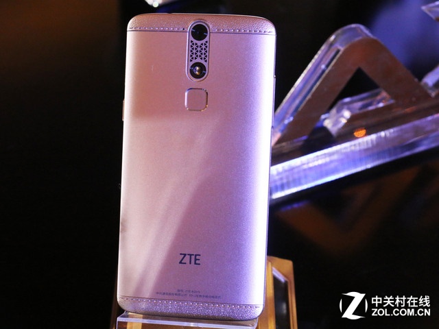 2015手機圈流行色 玫瑰金配色智能機薦 