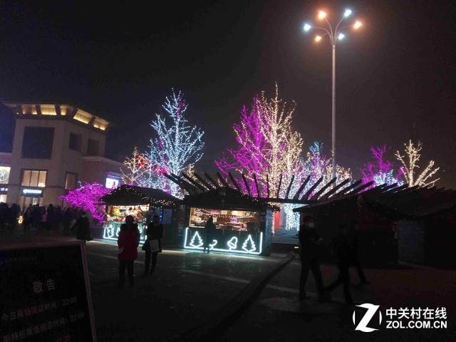 在節(jié)日的氛圍下，夜晚到處霓虹閃爍。