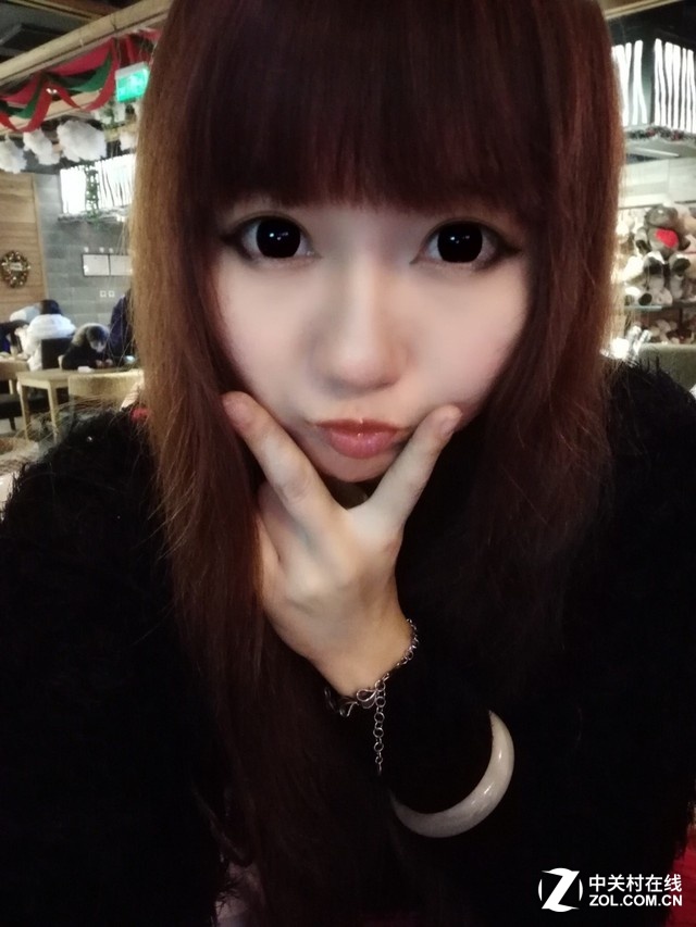 榮耀7i創(chuàng)新的180°旋轉(zhuǎn)鏡頭，采用恒定阻尼設(shè)計，可自由懸停，讓你更有趣地記錄生活，拍出精彩。