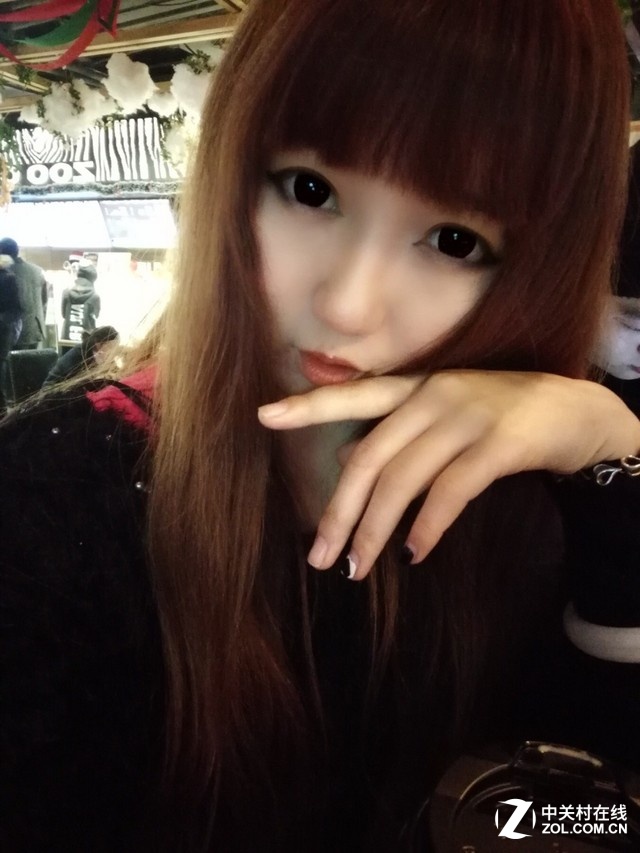 配備了索尼1300萬高像素背照式鏡頭，F(xiàn)2.0大光圈，28mm廣角。