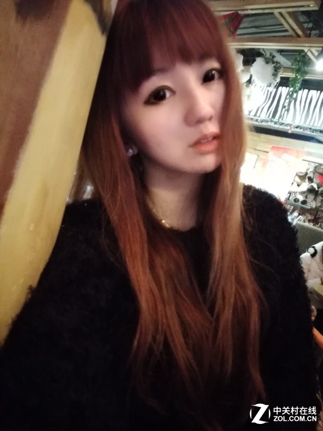 支持前置AF鏡頭的單反級獨立ISP，搭載智像3.0專業(yè)圖像處理引擎，帶來更佳的暗光下表現(xiàn)，更好的白平衡，更低噪點。拍別人，拍自己，同樣好看。