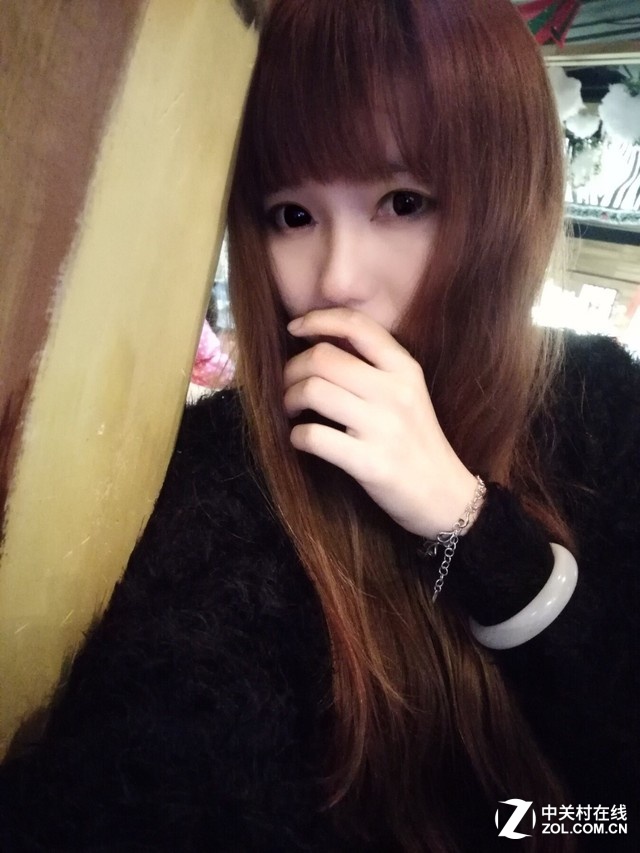 當鏡頭翻轉(zhuǎn)過來，你就擁有一顆支持4A（自動曝光、自動白平衡、自動人臉識別、自動笑臉快門）的前置鏡頭，從此自拍更清晰，更自然。