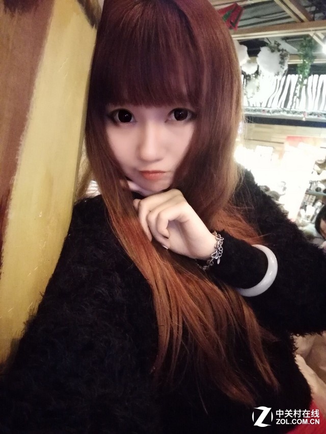 全新夜景多幀算法，配合創(chuàng)新的智能柔光燈以及智能LCD補光技術(shù)，讓夜景下的你更出彩。