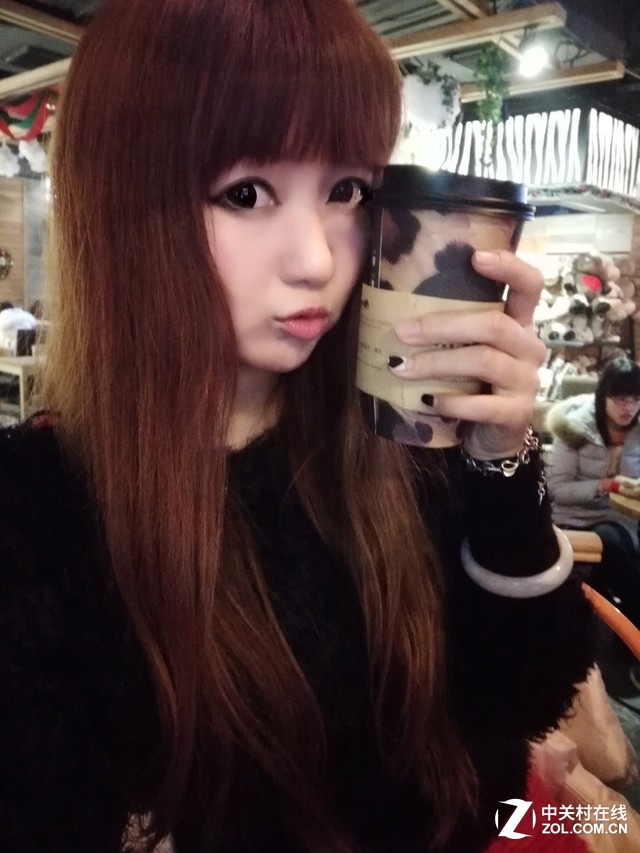 相機內(nèi)置10級美膚功能，讓你無論從哪個角度自拍全都美美噠。