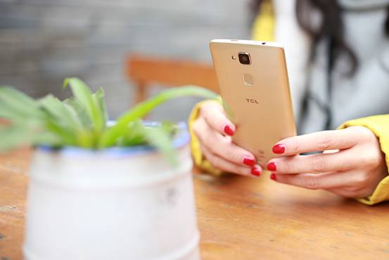 簡約不凡的設計,TCL樂玩2C金色版圖賞