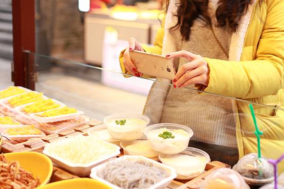 簡約不凡的設計,TCL樂玩2C金色版圖賞