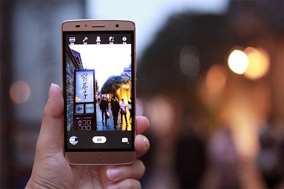 簡約不凡的設計,TCL樂玩2C金色版圖賞