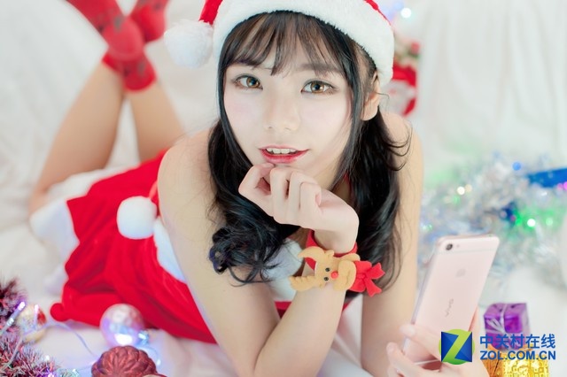 圣誕節不僅僅要有圣誕老人和火雞,更要有一份對得起自己的禮物!今天,一位萌妹紙就給大家帶來了一款非常適合作為圣誕禮物的智能手機――夠快才暢快vivo X6&X6Plus!