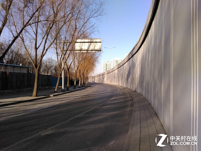 下午信步走在北京四環附近,馬路上的車流還不算多,據說將要執行單雙號限行了,沒有車的人影響不大。