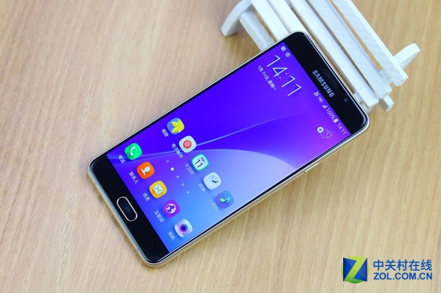 三星Galaxy A7 2016版搭載了5.5英寸1080P分辨率屏幕,采用Super AMOLED材質,機身表面為玻璃+金屬的材質,并配備了指紋識別功能。在硬件配置上采用的高通驍龍615八核64位處理器,配以3GB內存,整機性能更上一個臺階,帶來震撼的視覺體驗。在拍照方面配備了1300萬像素主攝像頭和500萬像素主攝像頭,均采用F1.9大光圈,支持OIS光學防抖。