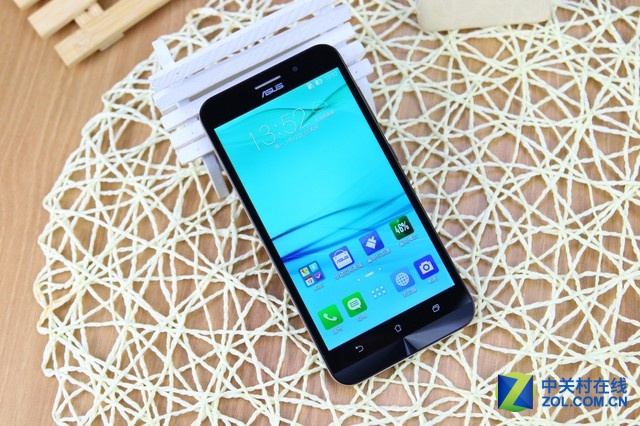 華碩電神5000外觀拉風,該機后殼采用皮革質地,鑲嵌醒目金屬色澤邊框,觸感順滑細膩并且散發著豪華感。