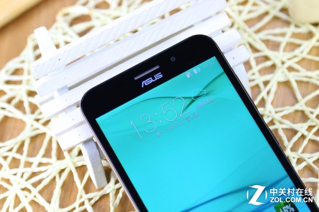 華碩電神5000正面采用一塊5.5英寸IPS顯示屏,分辨率為1280X720像素的HD級別。核心方面內置一顆高通驍龍410(MSM8916)四核處理器,以及2GB RAM+16GB ROM的內存組合,搭載基于Android 5.0內核的華碩ZenUI。