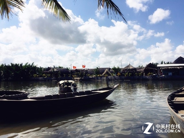 越南峴港位于越南中部沿海地區，是越南第四大城市，是可以媲美印尼里島和馬爾代夫的渡假圣地，不但有藍天碧海，還有幽情古都，年平均氣溫保持在最舒適的25.6攝氏度左右，而每年的10月――4月是其最佳的旅游季節，氣溫稍冷，春節正好在這個時間段內，所以是一個非常好的選擇。