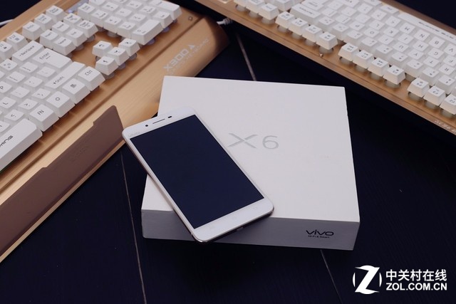 該機配備1300萬像素后置攝像頭和800萬前置攝像頭，在4G大運存的幫助下，該機將相機常駐<a href=/tags/2778-0.html target=_blank class=infotextkey>內存</a>，所以啟動僅需0.6秒，而搭載了PDAF相位對焦之后其對焦速度僅需0.1秒，并且還擁有自動追焦和防拖影技術，再加上可以采用指紋識別進行拍攝，可以說在功能上完全夠用，在便攜上則完爆單反，在效果上也非常出色，所以本文內所有照片均采用該機拍攝。 另外，值得一提的是越南似乎尚未普及4G，所以僅支持WCDMA的3G網絡，在雙卡雙待雙4G的夠快才暢快vivo X6下，有些大材小用了。不過越南當地有一種專為游客準備的無限流量卡，15萬越南盾（約45元人民幣），能用7天左右，相當劃算，十分推薦！